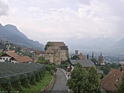Blick auf Schloss Schenna, im Hintergrund das Etschtal